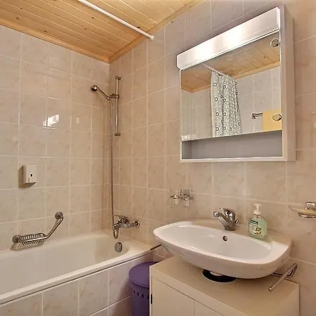Sarine E5 Apartman *